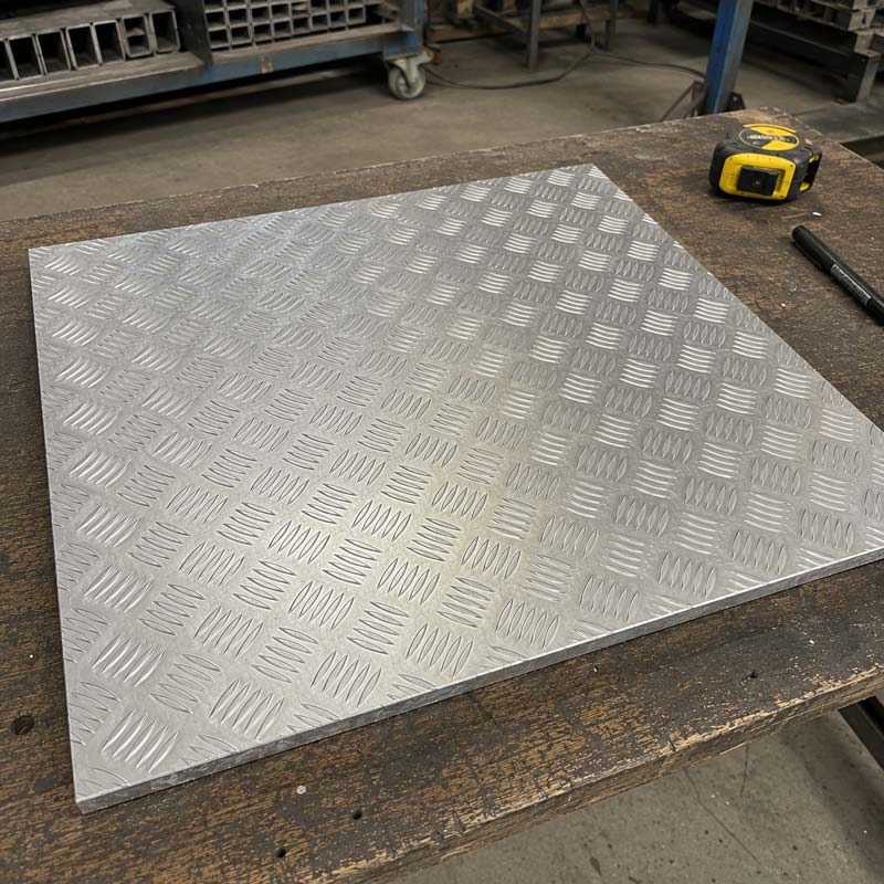 Tôle aluminium damier : épaisseurs, usages antidérapants et finition décorative