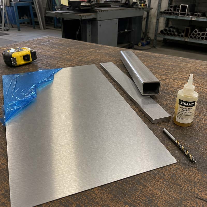 Travailler l'inox sur mesure : tôle, plat et tube, ce qu'il faut savoir
