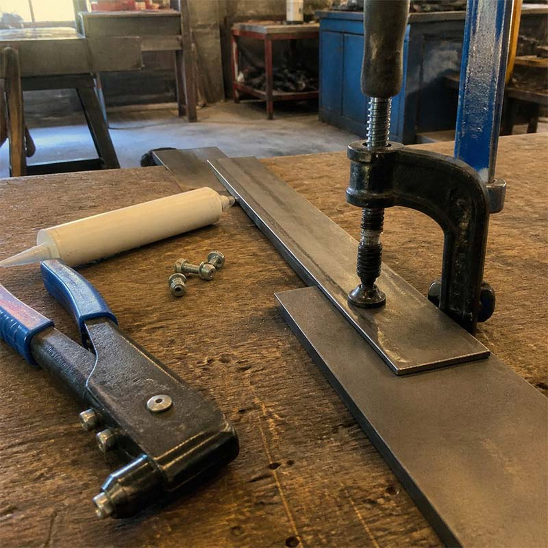 Coller, riveter, boulonner : assembler du métal sans souder