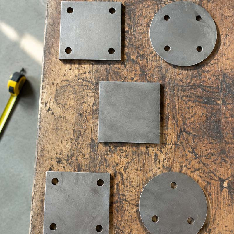 Platine acier : carrée, ronde ou à manchon, laquelle pour votre poteau